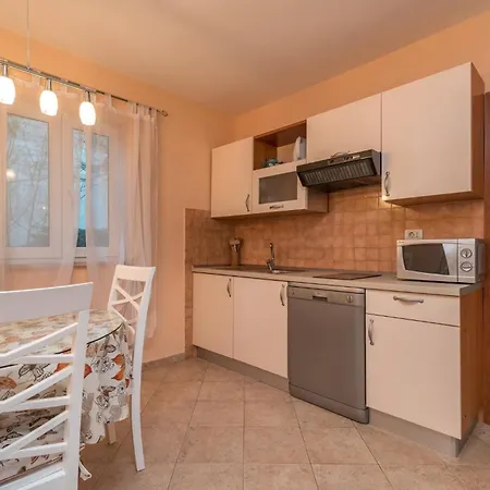 아파트 Cosy With Garden Terrace *