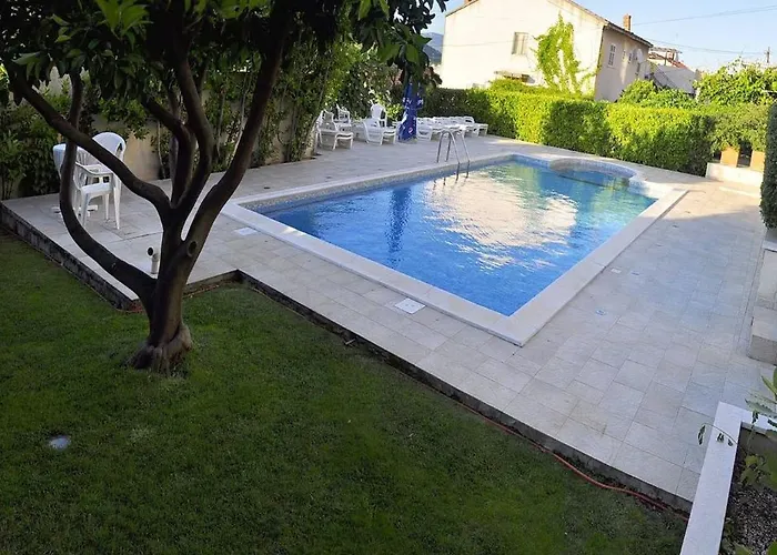 아파트 Cosy With Garden Terrace 트로기르