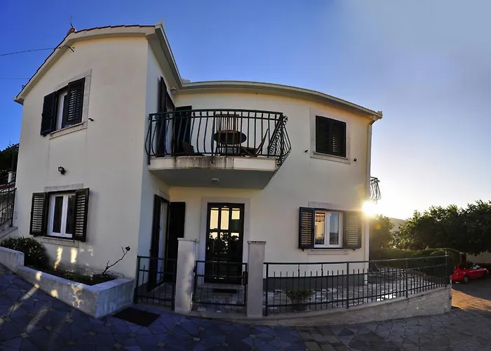 Cosy With Garden Terrace 트로기르