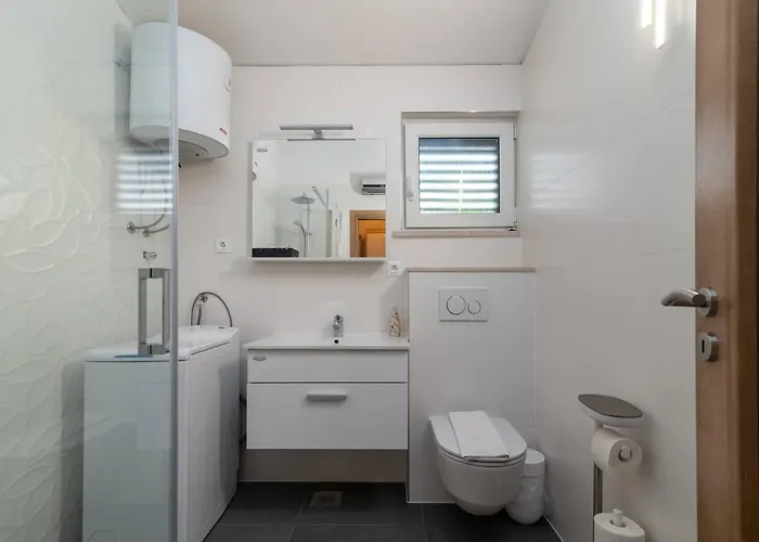 Cosy With Garden Terrace 트로기르